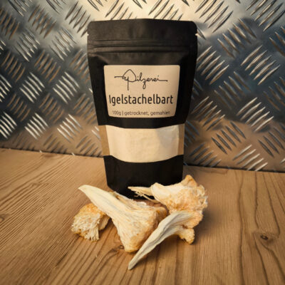 Igelstachelbart (Hericium erinaceus) getrocknet, gemahlen im Beutel