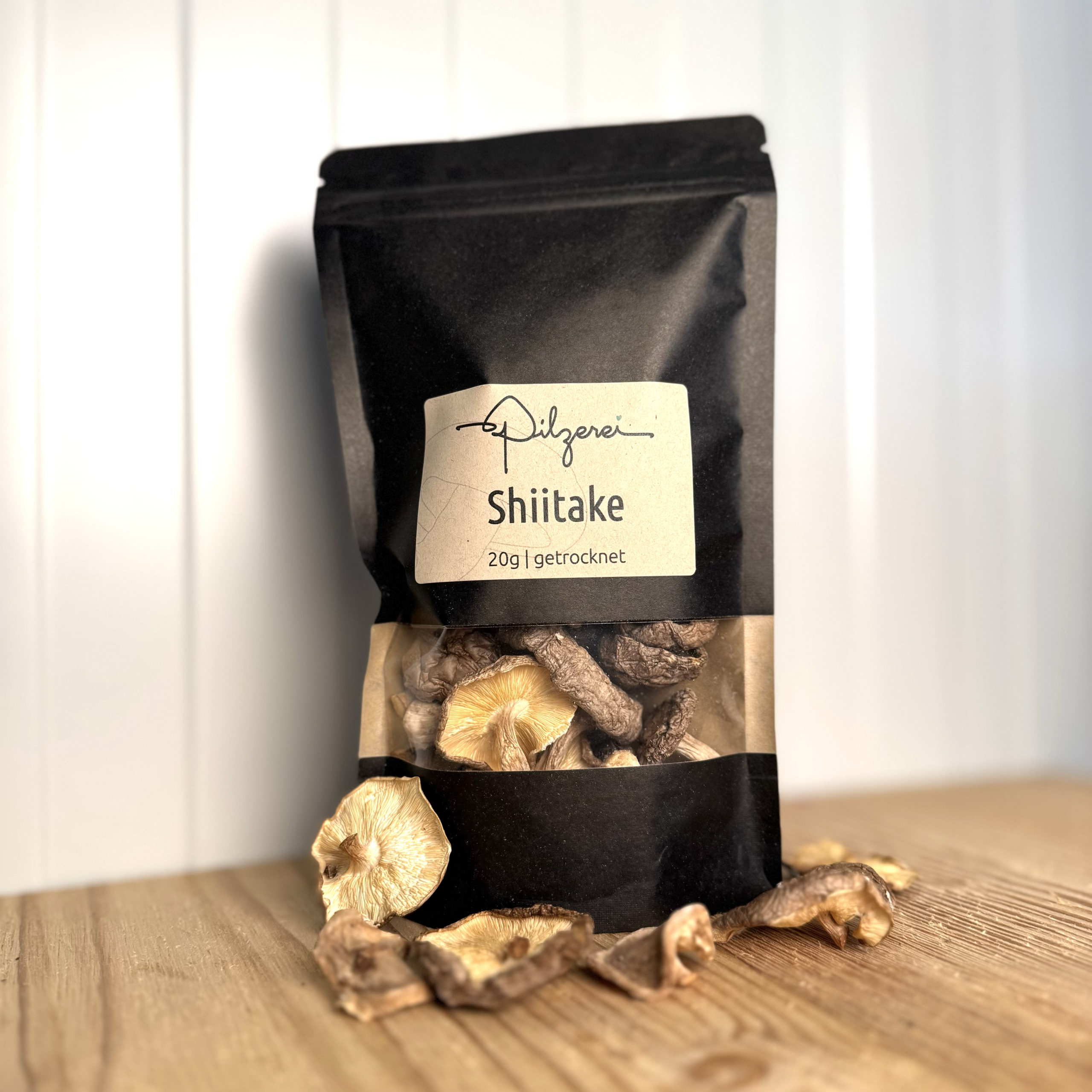 Shiitake (Lentinula edodes) getrocknet im Beutel